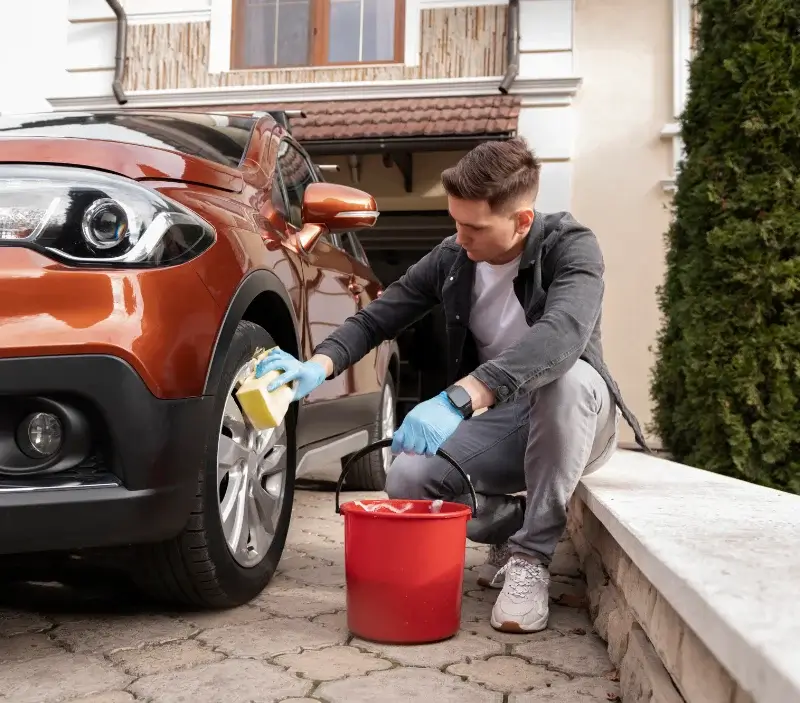 Lavage auto à domicile Senozan : professionnel intervenant sur un véhicule